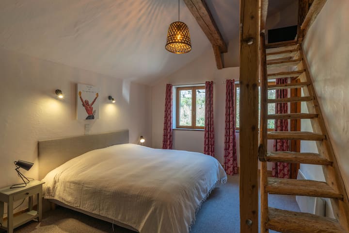 Habitación doble con cama de 160 cm. Una escalera permite acceder al altillo muy abuhardillado con una cama individual. Un cuarto de baño con inodoro completa esta habitación. 