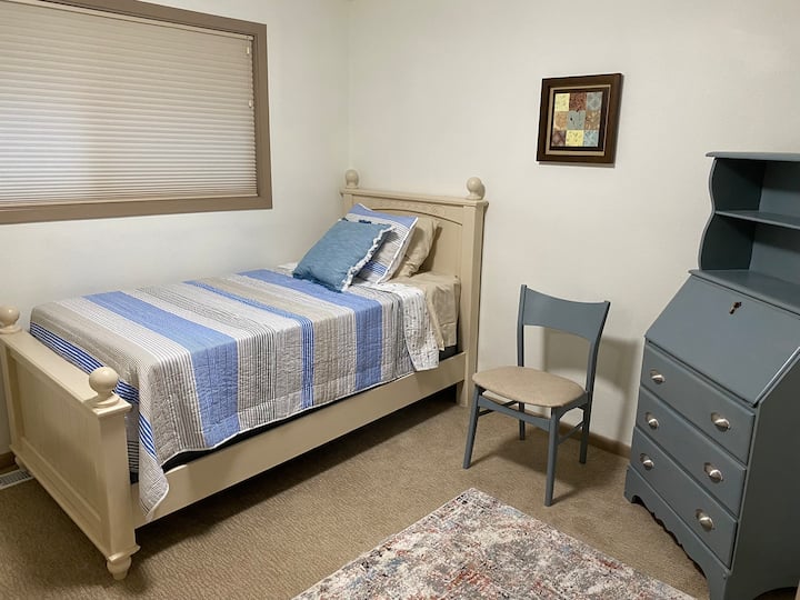 Jednolôžko, tajomníci, písací stôl, komoda, skriňa, zatemňovacie závesy a stroj na biely šum na pokojný oddych