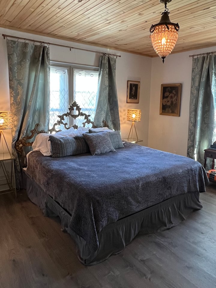 Beautiful private village apartment with king bed Apartments for Rent