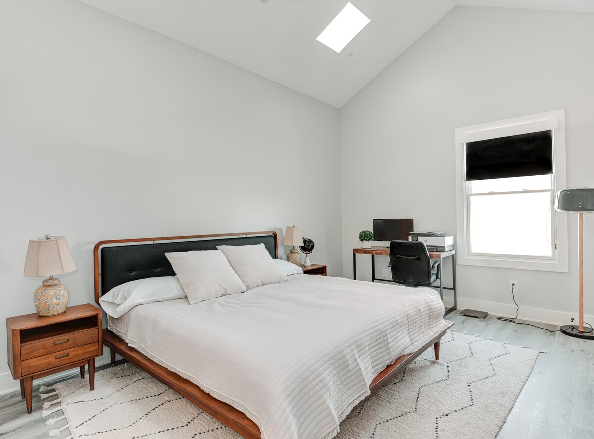 ห้องนอนใหญ่พร้อมพื้นที่สำนักงาน