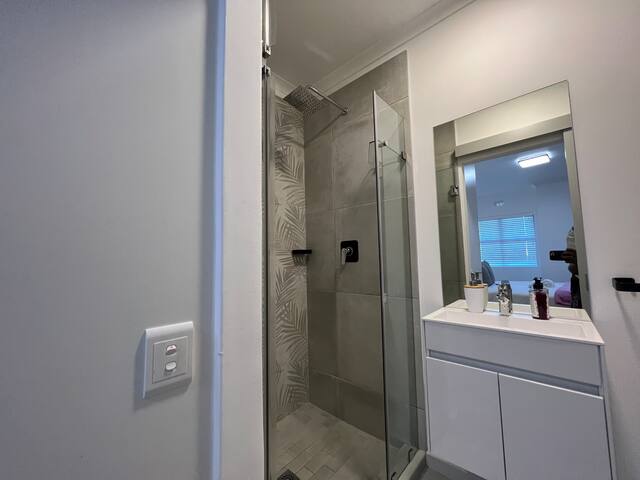 Woodys N Brooks Luxurious Apartments 7 gallery image 3