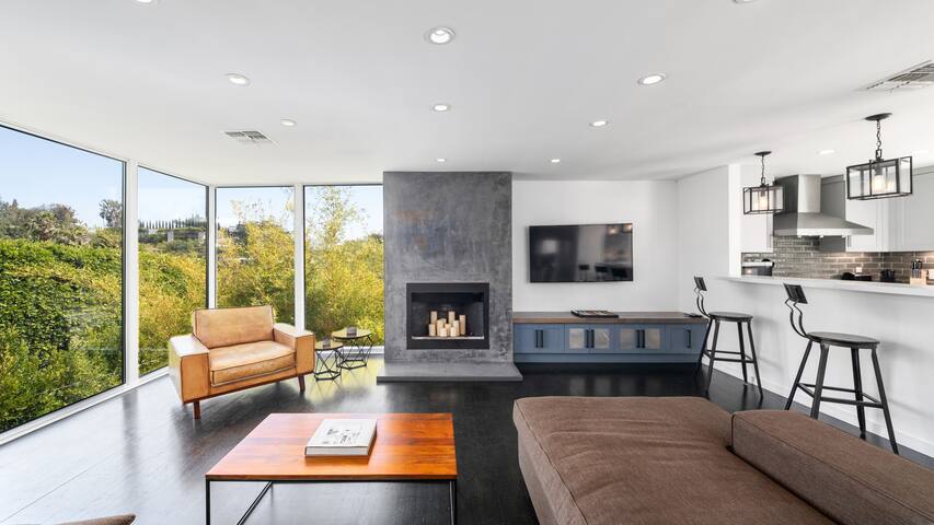 Modern 3 bedroom Sunset Strip Villa w/ Pool & Spa gallery image 2