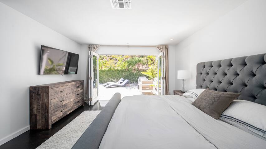 Modern 3 bedroom Sunset Strip Villa w/ Pool & Spa gallery image 4