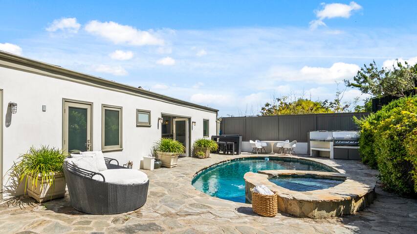 Modern 3 bedroom Sunset Strip Villa w/ Pool & Spa gallery image 3