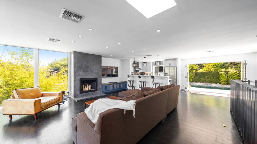 Modern 3 bedroom Sunset Strip Villa w/ Pool & Spa gallery image 5