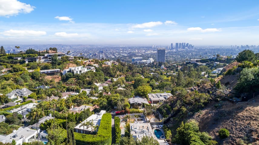 Modern 3 bedroom Sunset Strip Villa w/ Pool & Spa