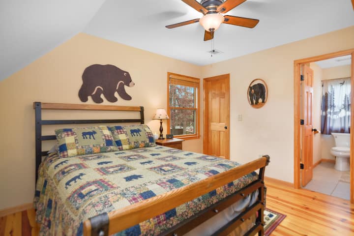 Спална соба во поткровје (брачен кревет) и бања