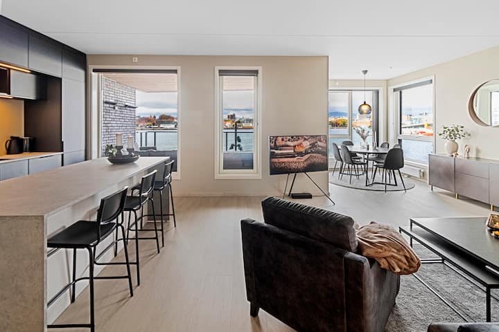 Luxury 2BR Waterfront Apt close to Central Station - Condominiums for ...