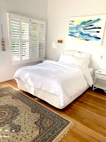 Beach House Stunner. Sleeps 13. Walk to beach. gallery image 5