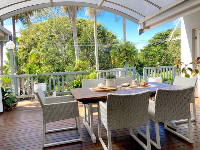 Beach House Stunner. Sleeps 13. Walk to beach. gallery image 4