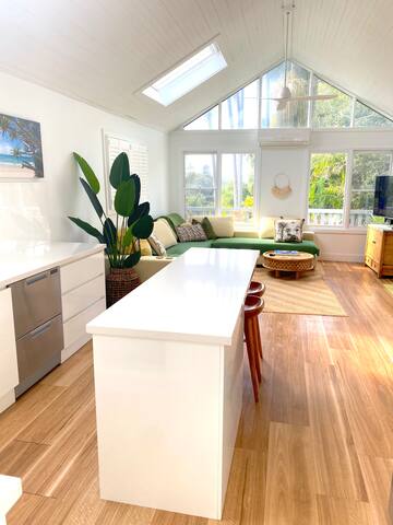 Beach House Stunner. Sleeps 13. Walk to beach. gallery image 2