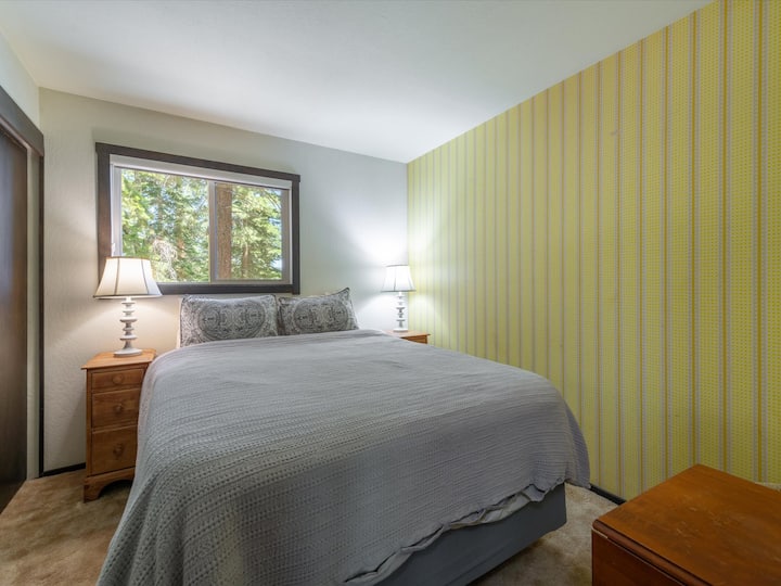 Ნათელ, მზიან მეორე საძინებელში, ასევე, განთავსებულია ახალი საწოლი Queen ‑ ის ზომის. 