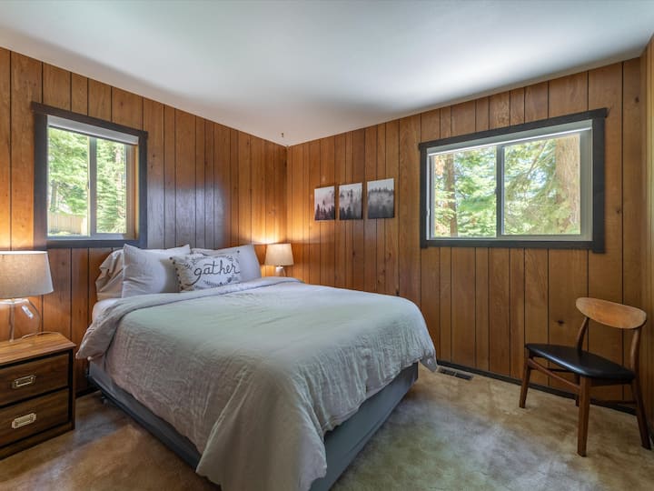 Მესამე საძინებელი დედოფლის ზომის საწოლით მდებარეობს ქვედა დერეფნის მარცხნივ. 