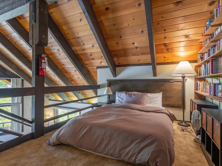 Ამ ღია ლოფტის ტერიტორიაზე, რომელიც საცხოვრებელ სივრცეს გადაჰყურებს, მეხსიერების ქაფის ახალი საწოლია.