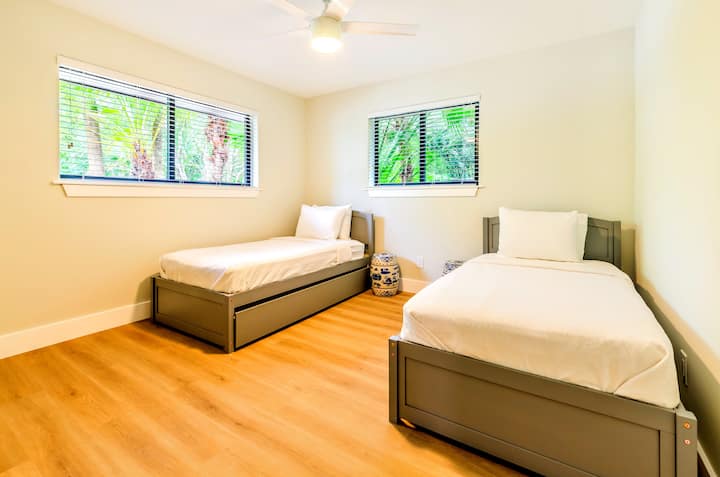 Მშვიდი საძინებელი, რომელიც ორ ერთადგილიან საწოლს მასპინძლობს. Მყუდრო თავშესაფარი, რომელიც შექმნილია კომფორტისა და დასვენებისთვის, იდეალურია მშვიდი ძილისთვის ან საერთო მომენტებისთვის.
