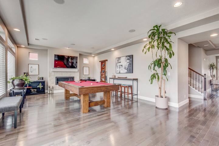 5400sqft Office, Theater, Game Room, 10min to DIA gallery image 4