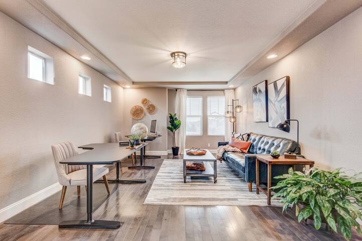 5400sqft Office, Theater, Game Room, 10min to DIA gallery image 5