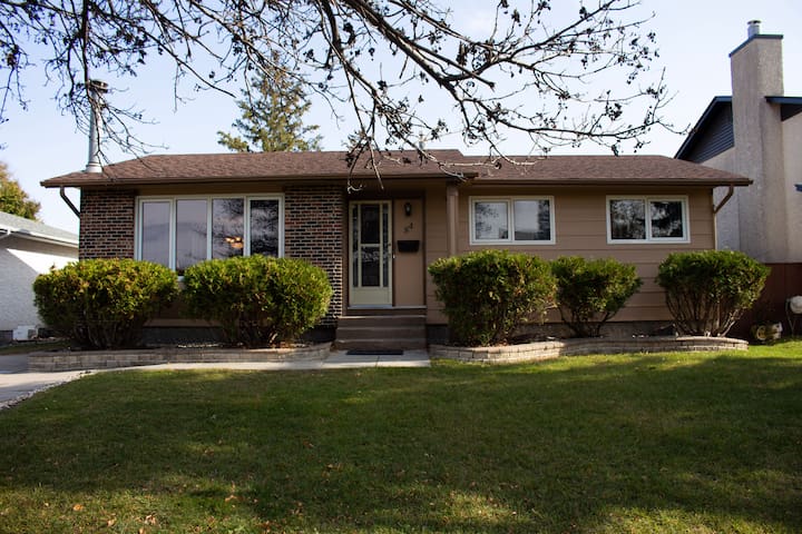 Delightful 5 bedroom home in south Winnipeg