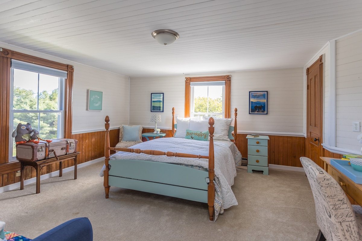 Veľká pohodlná spálňa. Zobuďte sa s výhľadom na hory. 