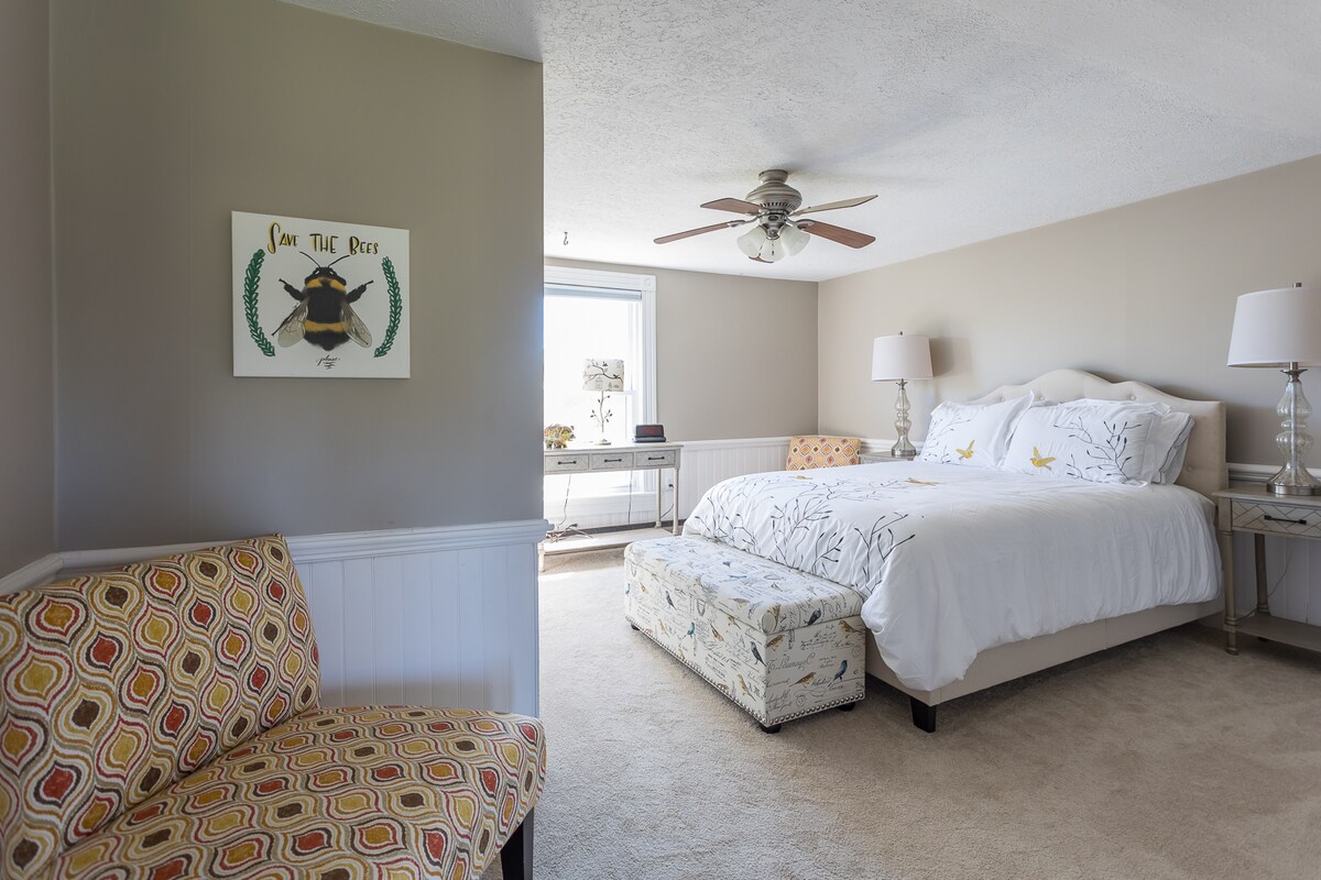 Veľká pohodlná spálňa s novým matracom. 