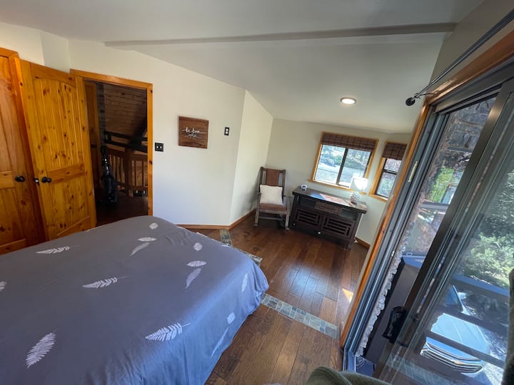 Besoin d'un espace calme ? Cette chambre est idéale si vous avez besoin d'un bureau à domicile ou d'un espace de travail. 
