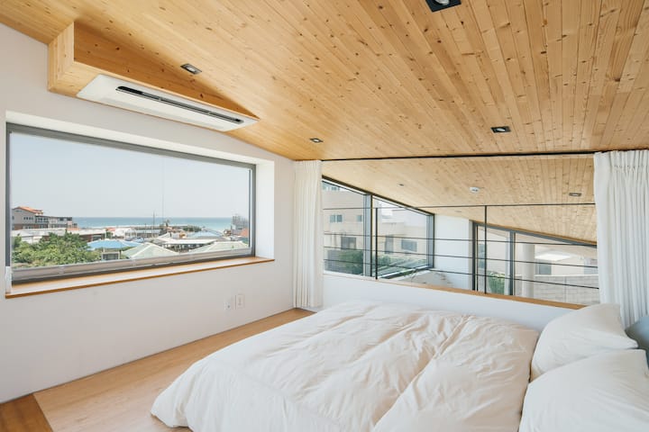 Bâtiment B, la chambre au deuxième étage. Vous pouvez voir le paysage du village de Woljeong-ri et la mer au loin à travers une fenêtre encadrée. Sous la balustrade, la cuisine surplombe. C'est un grand lit king size (160 * 200).