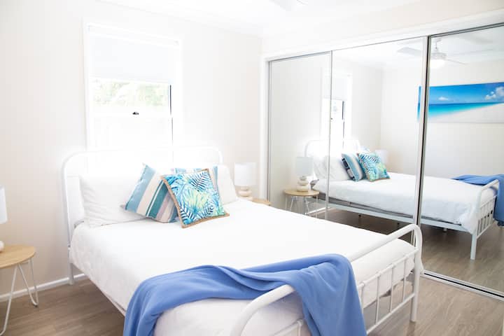 Réveillez-vous au son de la mer et des oiseaux. - Détendez-vous, amusez-vous et rafraîchissez-vous. Lit queen size confortable dans la chambre 1 avec de grands placards miroir pour beaucoup de rangements.