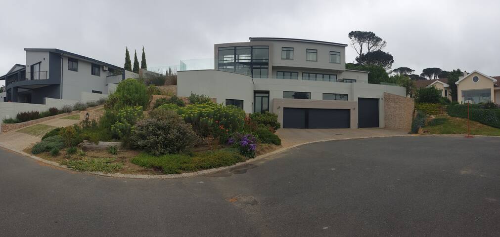 4 Bedroom House with stunning views over False Bay gallery image 2