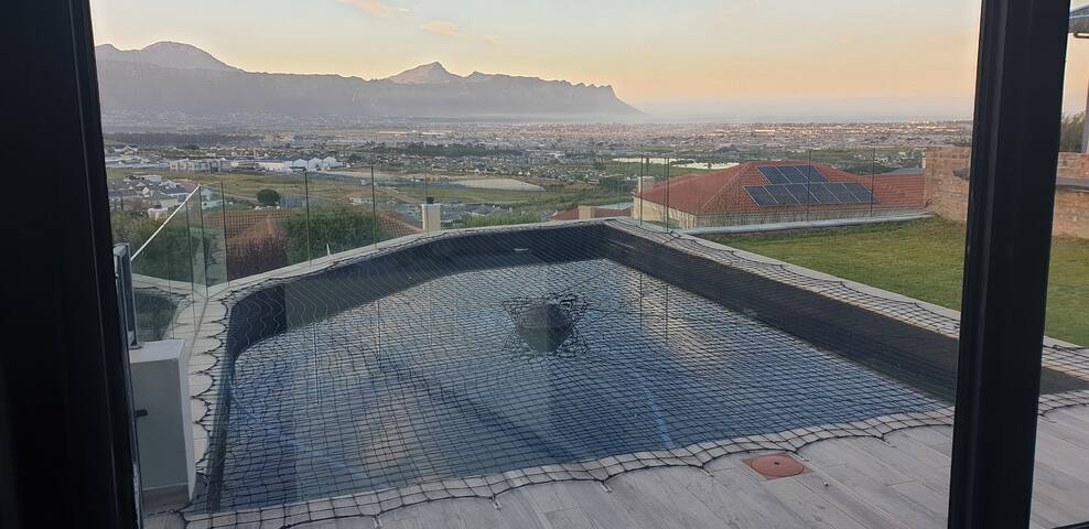 4 Bedroom House with stunning views over False Bay gallery image 3