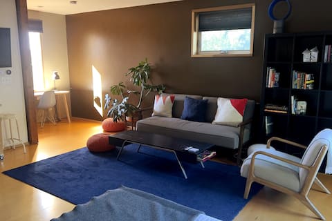 Top Airbnb: Modern Studio Apartment in Highland Park