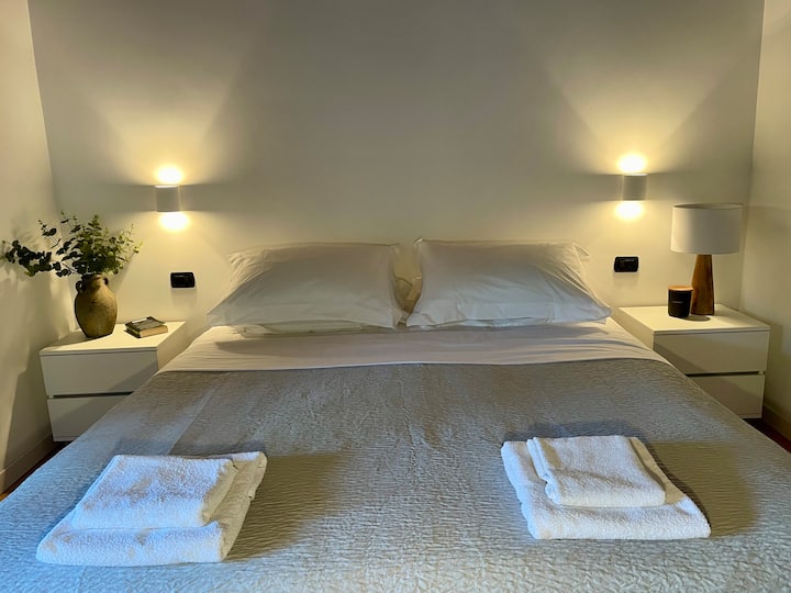 Mooie hoofdslaapkamer, met een klein balkon met uitzicht op het meer.