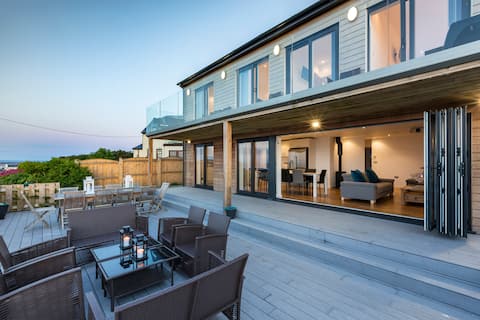 St Ives Sleeps 10, Seaview, Hot-tub, parking, wifi
