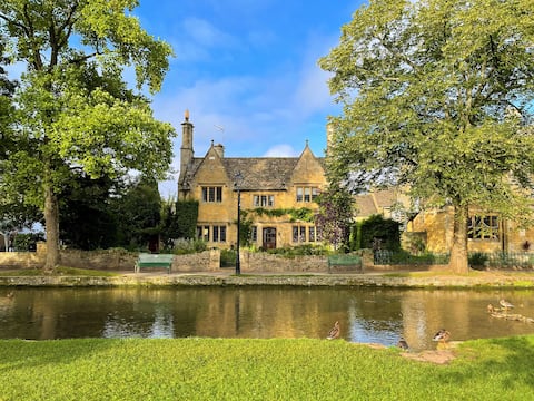 Iconic Riverside House with garden and parking
