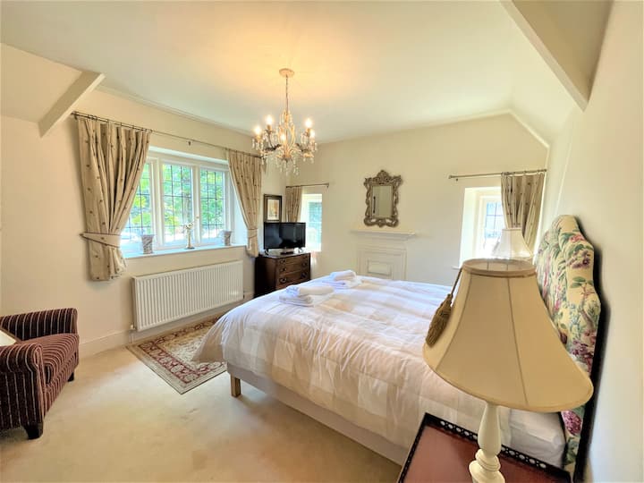 غرفة النوم ذات الحجم الكبير المطلة على النهر