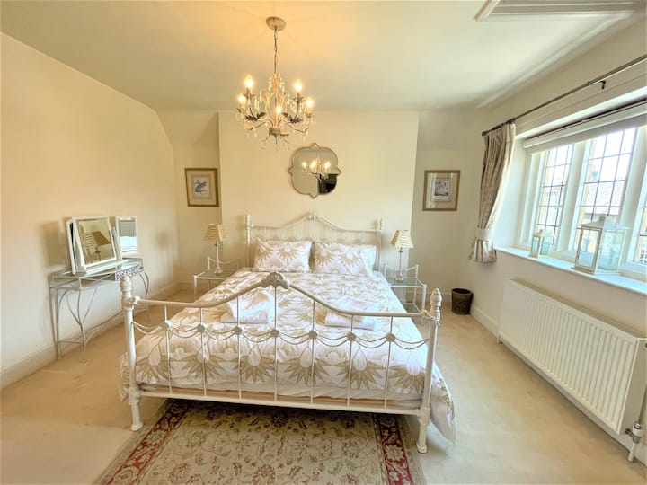 إطلالة أخرى على غرفة النوم الرئيسية