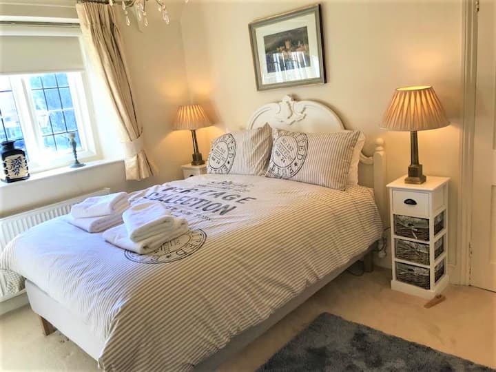 غرفة نوم أخرى بحجم كينج تطل على النهر مع غرفة استحمام داخلية