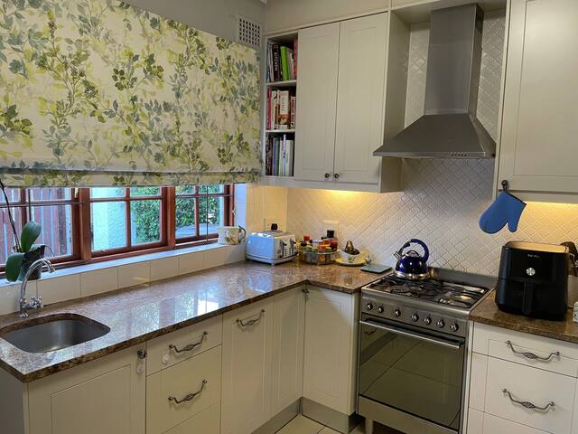 Beautiful 3-bedroom home with amazing pool gallery image 2