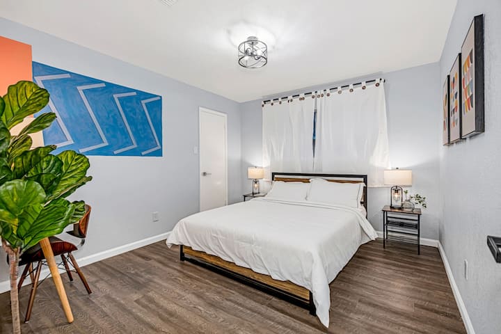 Segundo dormitorio con cama tamaño queen y estación de trabajo  