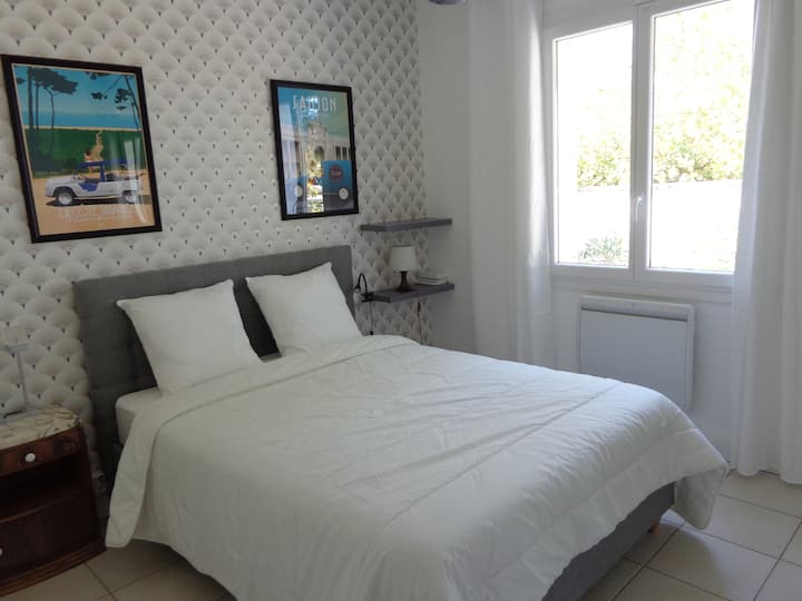 Chumba cha kulala cha 3 na kitanda cha watu wawili (sentimita 140 X 190 cm)