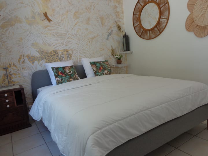 Chumba cha kulala cha 1 na kitanda cha ukubwa wa malkia (160cm X 200cm)