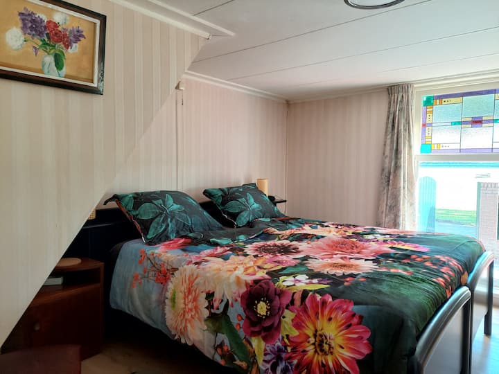 The upstairs room:
The spacious bedroom with a lovely large bed with an Emma mattress ,a sink and a hanging closet. Overlooking the terrace, the oak trees and the countryside.