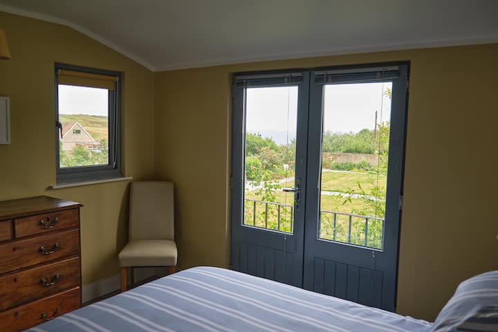 Dormitorio con hermosas vistas al jardín y al mar.