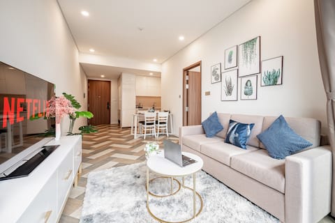 City View Apartment with Stunning Pool near Centre