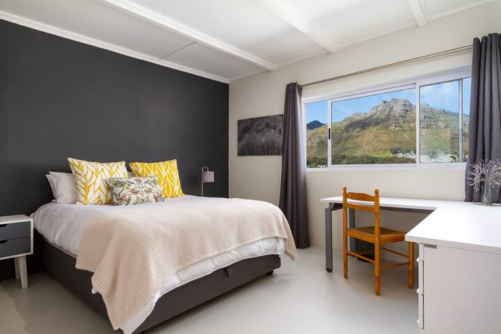 3 bedroom Cottage – with mountain views gallery image 2