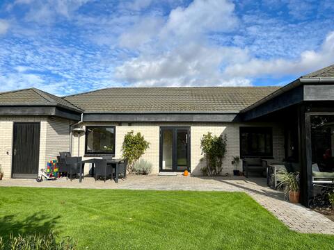 Cheerful house with garden and free parking