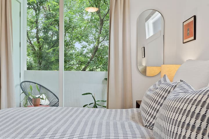 Dormitorio para huéspedes, uno de los dos ubicados arriba. Esta es la única habitación que tiene un balcón (está cubierto) y todas las ventanas tienen cortinas opacas y/o cortinas para ayudarte a descansar a fondo.