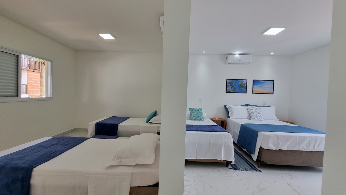 Apartmán 02 – má 2 manželské postele, 2 samostatné postele a 1 prístelku.
Tento apartmán je veľmi veľký a rozdelený na dve časti.