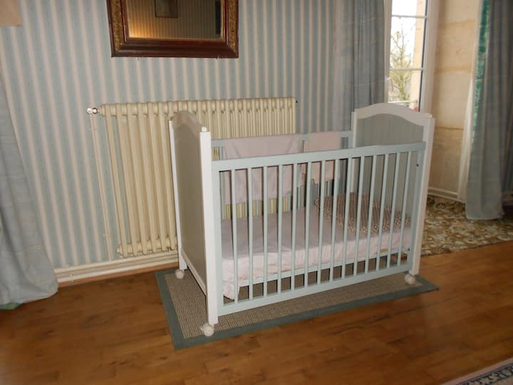 Lit de bébé de la chambre 4 au 1er étage (1 lit deux personnes, 2 lits une personne, 1 lit bébé) .
