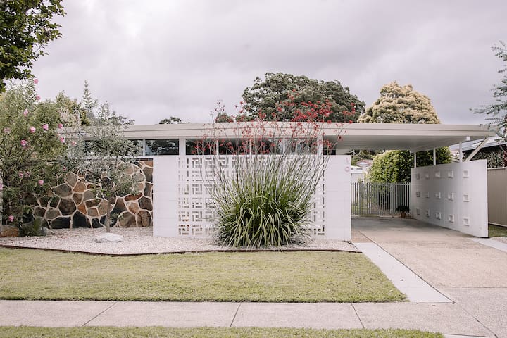 Palm Springs style house in the heart of Coffs