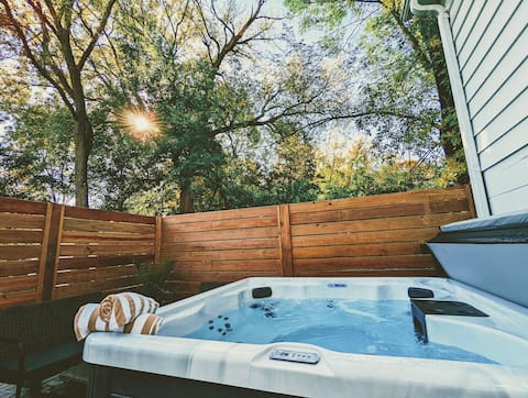 Hidden Garden Suite & Spa: Sauna & Hot Tub